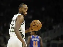 米德尔顿爆发布克42分 雄鹿击败太阳22扳平