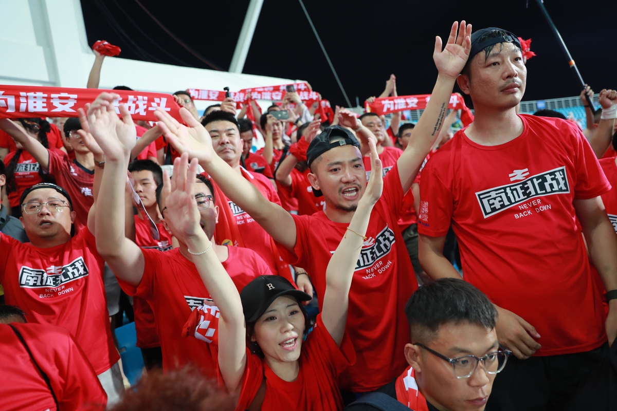 在比赛进行中某一队员在中场附近向对方队员吐唾沫